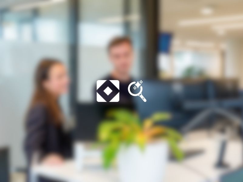 Twee collega’s in overleg op een modern kantoor over toepassingen van Generative Engine Optimization (GEO)